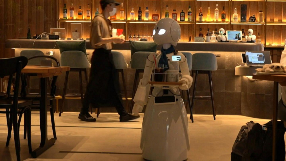 Robot của qu&aacute;n c&agrave; ph&ecirc; Dawn mang lại cơ hội việc l&agrave;m cho những người cảm thấy kh&oacute; khăn khi l&agrave;m việc b&ecirc;n ngo&agrave;i nh&agrave; m&igrave;nh - Ảnh: AFP