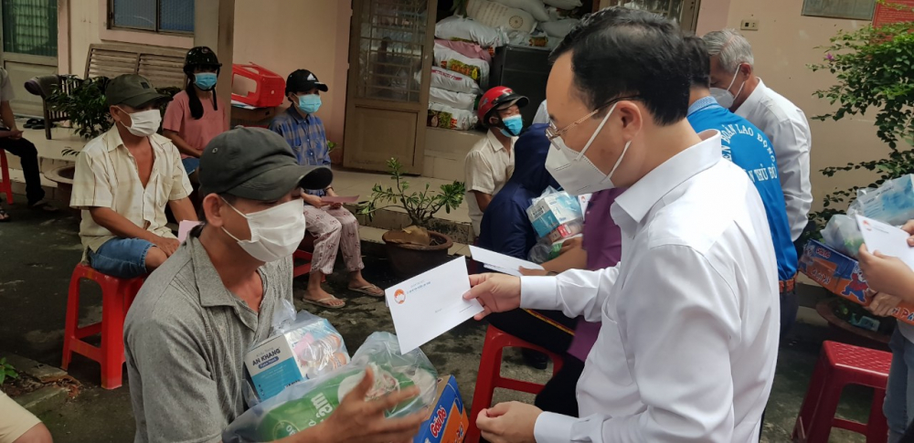 &Ocirc;ng Nguyễn Văn Hiếu - B&iacute; thư Th&agrave;nh ủy TP.Thủ Đức - trao qu&agrave;, tiền hỗ trợ người d&acirc;n ngay trong ng&agrave;y đầu ra mắt c&aacute;c điểm an sinh x&atilde; hội khẩn cấp. 