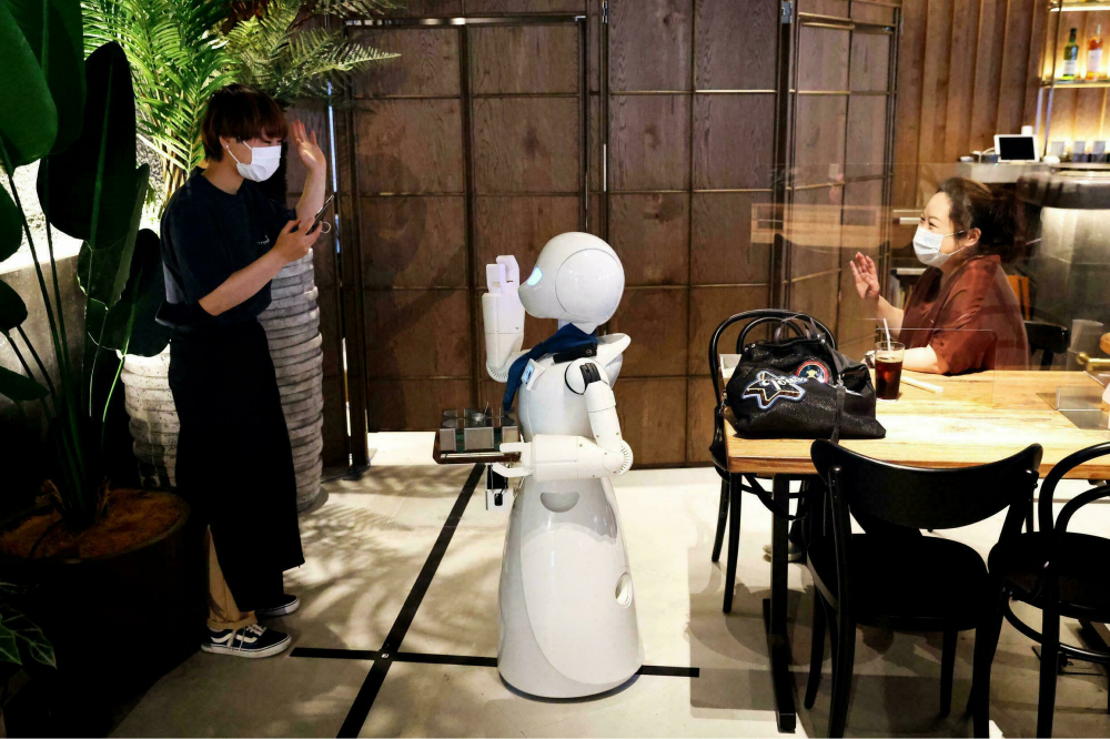 Robot của qu&aacute;n c&agrave; ph&ecirc; chủ yếu l&agrave; phương tiện trung gian để nh&acirc;n vi&ecirc;n c&oacute; thể giao tiếp với kh&aacute;ch h&agrave;ng - Ảnh: AFP