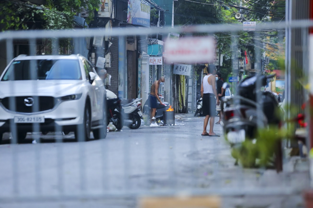 Sau tấm r&agrave;o chắn 'v&ugrave;ng xanh', người d&acirc;n tranh thủ đốt v&agrave;ng m&atilde; c&uacute;ng rằm th&aacute;ng 7.
