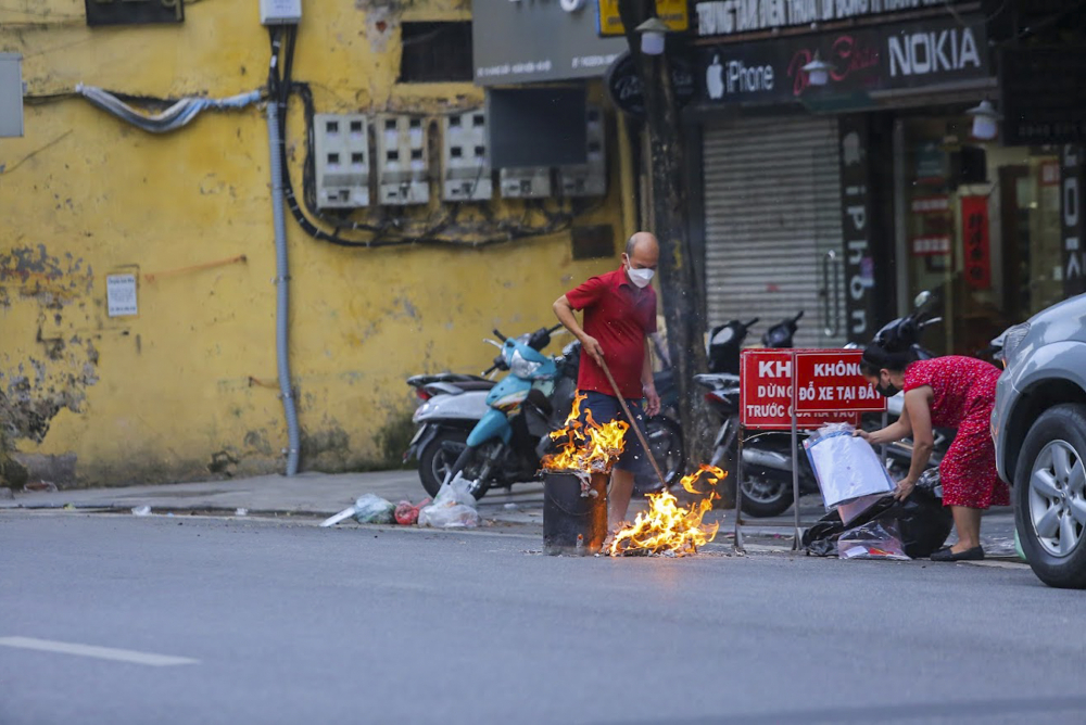 Người d&acirc;n đốt v&agrave;ng m&atilde; ngay dưới l&ograve;ng đường, tr&ecirc;n vỉa h&egrave;, cạnh bốt điện, v&ocirc; c&ugrave;ng nguy hiểm.