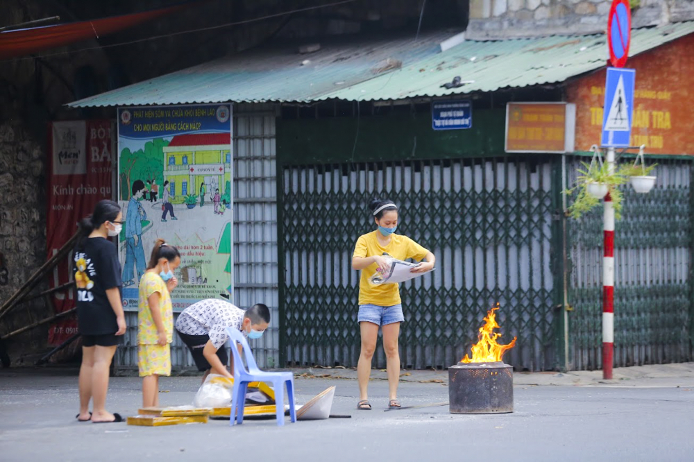 Nhiều khu vực đốt v&agrave;ng m&atilde; ngay giữa l&ograve;ng đường tụ tập đ&ocirc;ng người kh&ocirc;ng đảm bảo gi&atilde;n c&aacute;ch x&atilde; hội.