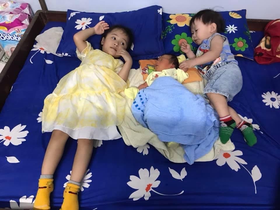 Ở nh&agrave; gi&atilde;n c&aacute;ch x&atilde; hội nhưng chị Thoa lu&ocirc;n cảm thấy tr&agrave;n trề năng lượng b&ecirc;n những đứa ch&aacute;u cưng - Ảnh nh&acirc;n vật cung cấp