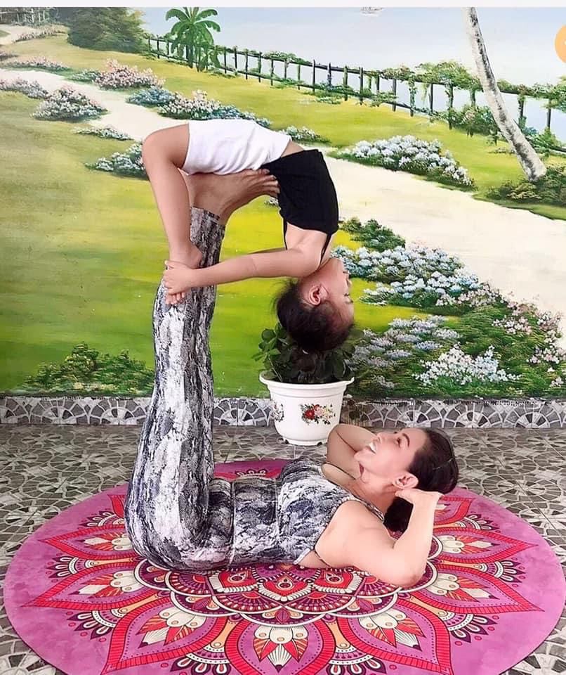 yoga đ&atilde; mang đến cho b&agrave; ch&aacute;u chị Thoa nhiều niềm vui trong những ng&agrave;y gi&atilde;n c&aacute;ch x&atilde; hội - Ảnh nh&acirc;n vật cung cấp