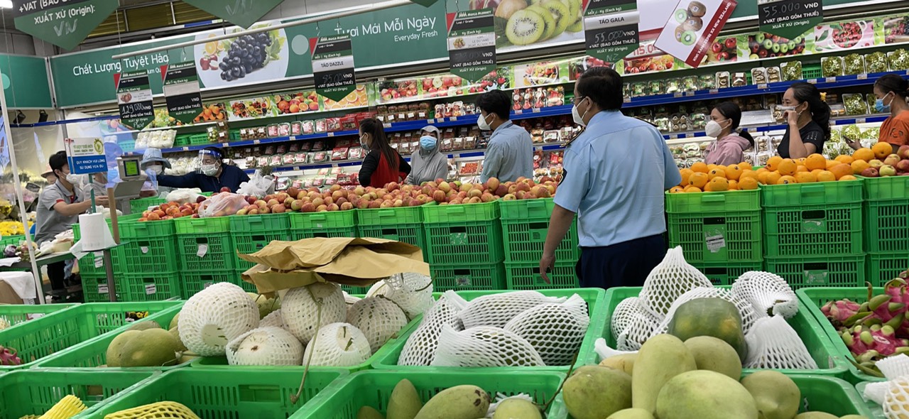 Lực lượng quản l&yacute; thị trường đang kiểm tra gi&aacute; cả h&agrave;ng ho&aacute; tại c&aacute;c si&ecirc;u thị để đảm bảo kh&ocirc;ng lợi dụng tăng gi&aacute;