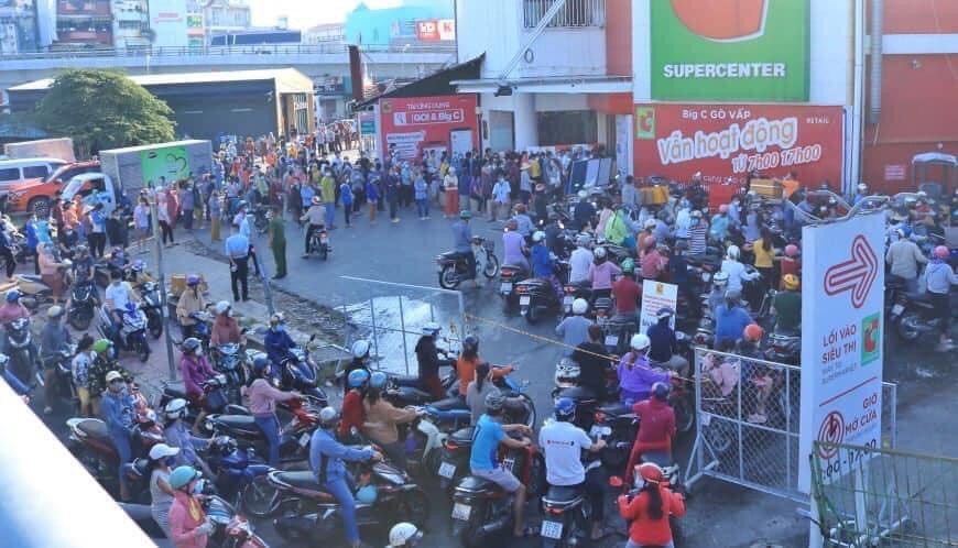 Tại Big C cũng diễn ra cảng xếp h&agrave;ng d&agrave;i tương tự bất chấp quy định gi&atilde;n c&aacute;ch