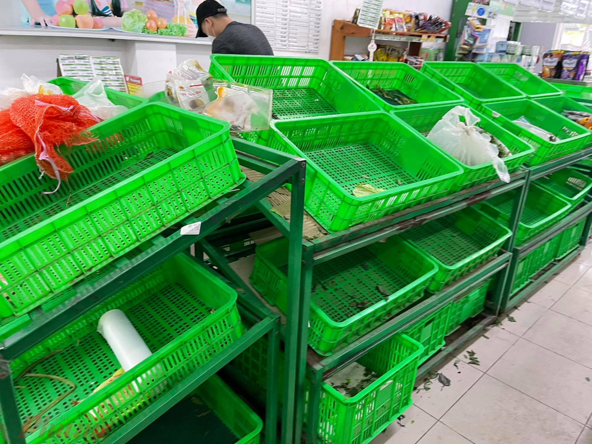 Nhiều si&ecirc;u thị mini hết sạch c&aacute;c mặt h&agrave;ng lương thực, thực phẩm