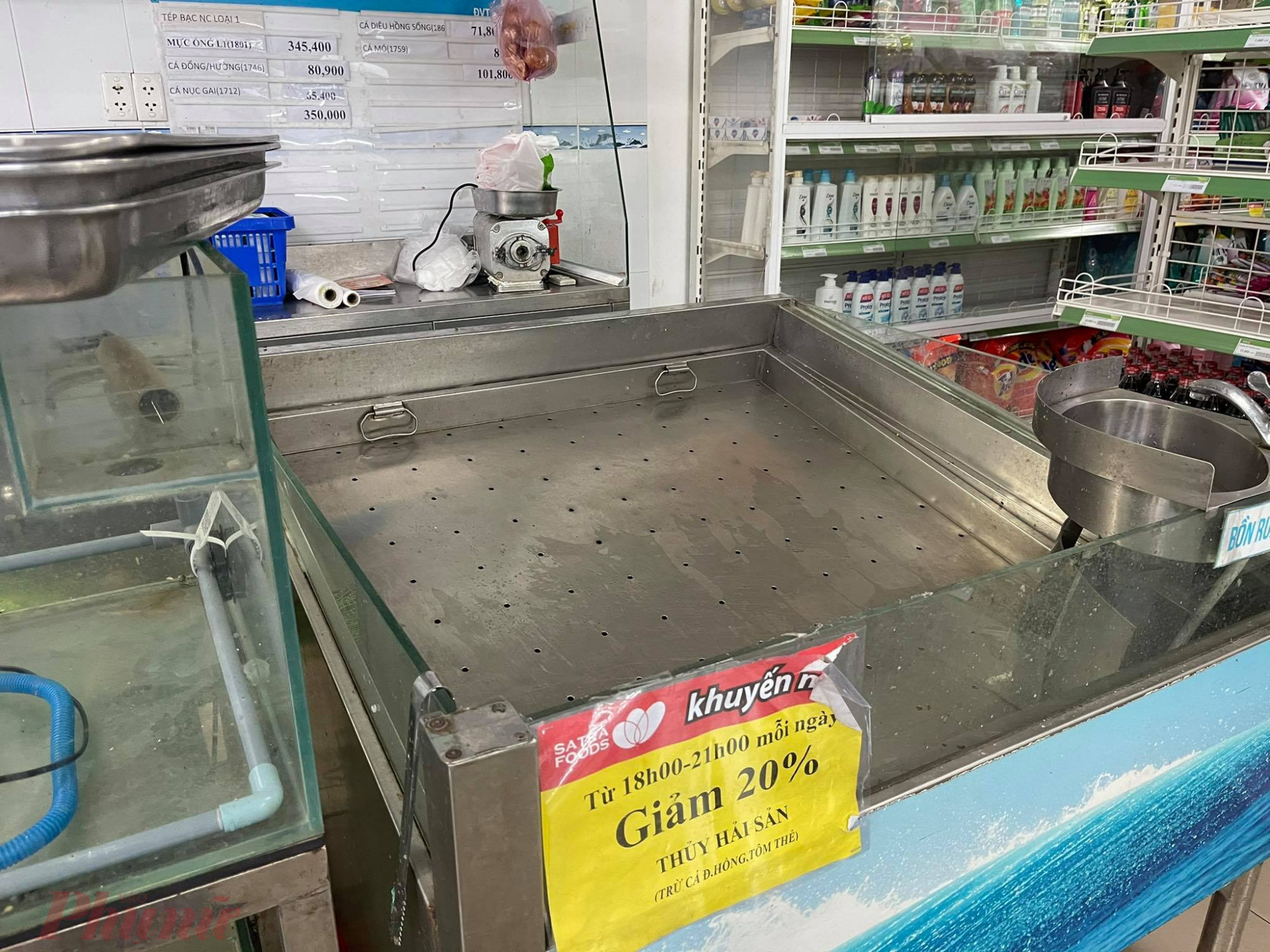 Trưa ng&agrave;y 21/8, tại nhiều cửa h&agrave;ng đ&atilde; hết sạch c&aacute;c mặt h&agrave;ng rau củ, thủy hải sản, thịt...
