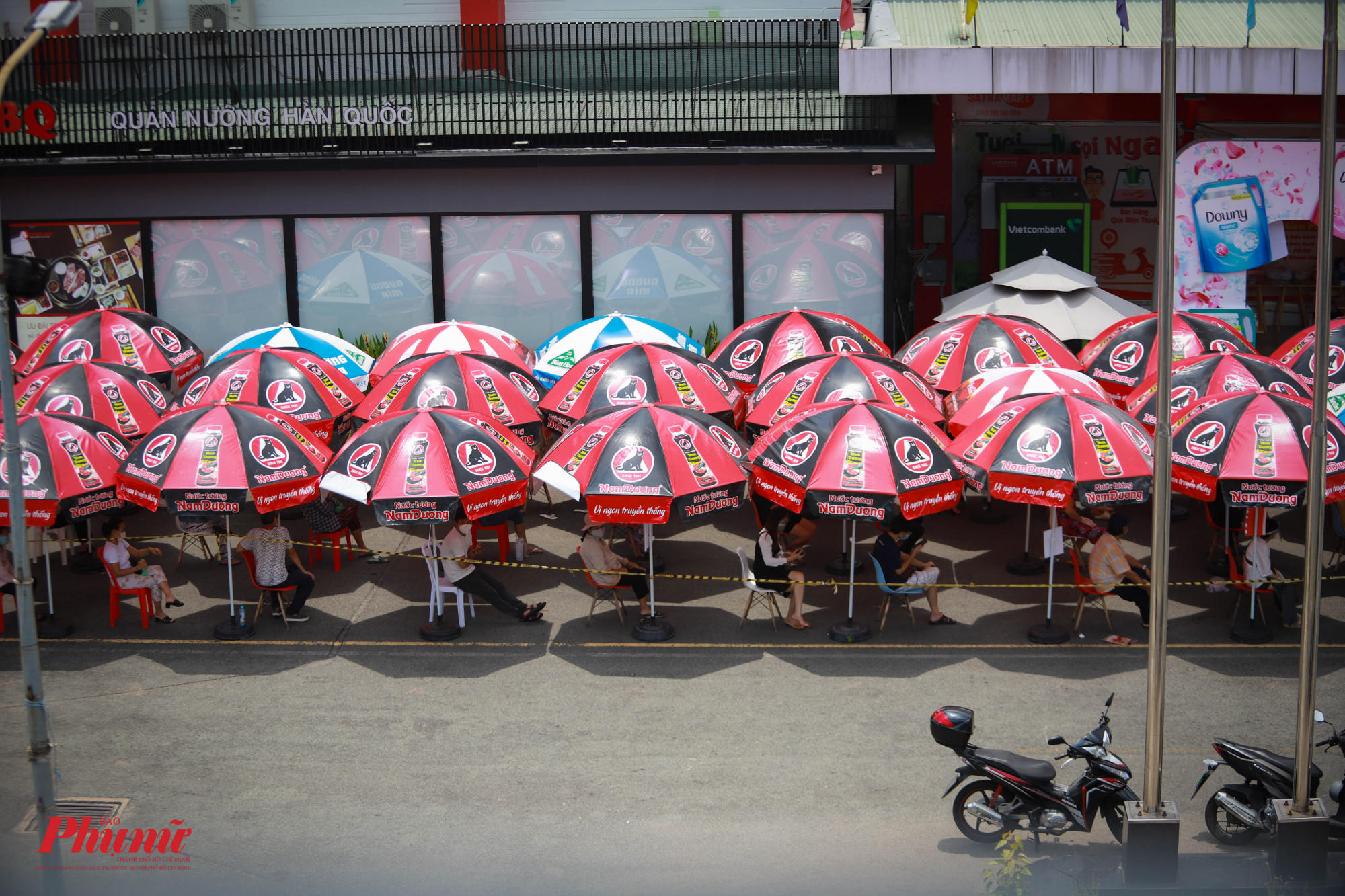 Một si&ecirc;u thị bố tr&iacute; d&ugrave; che nắng cho người d&acirc;n. Ảnh: Tam Nguy&ecirc;n
