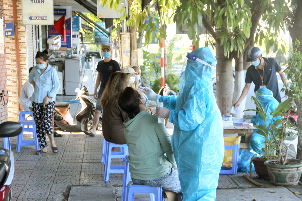 Trong những ng&agrave;y v&agrave;ng gi&atilde;n c&aacute;ch, hệ thống y tế Đ&agrave; Nẵng tăng hết tốc lực lấy mẫu x&eacute;t nghiệm tr&ecirc;n to&agrave;n th&agrave;nh phố, kh&ocirc;ng bỏ s&oacute;t đối tượng n&agrave;o