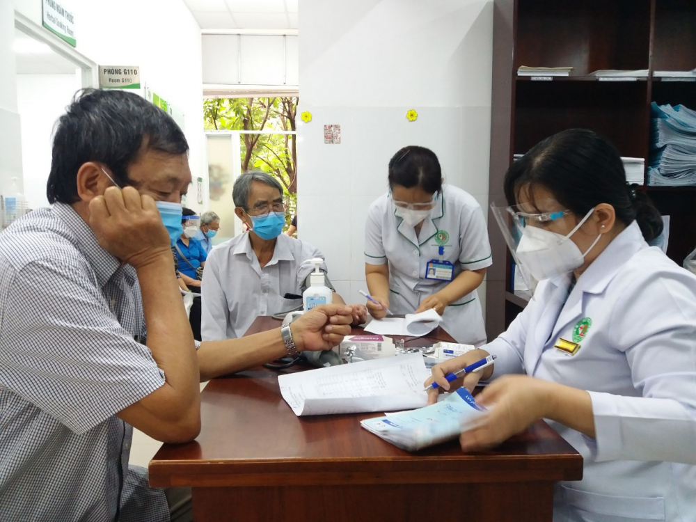 Bệnh viện L&ecirc; Văn Thịnh ti&ecirc;m vắc xin cho người tr&ecirc;n 65 tuổi