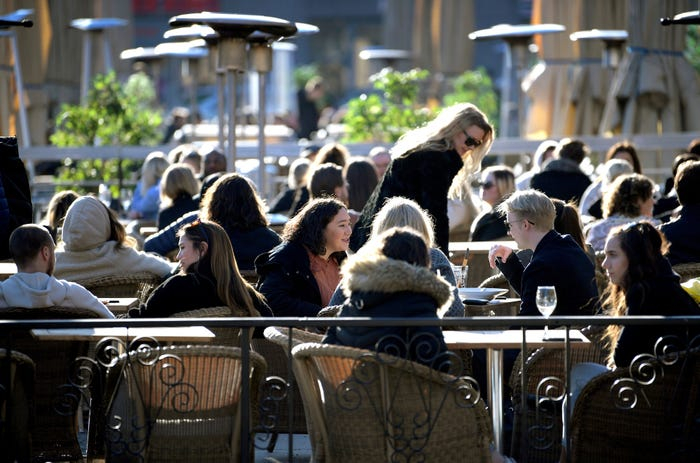 Một nh&agrave; h&agrave;ng ngo&agrave;i trời ở Stockholm. Ảnh chụp ng&agrave;y 26/3/2020 - Ảnh: reuters/TT News Agency