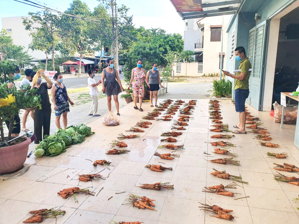 Việc mua h&agrave;ng thiết yếu của người d&acirc;n do c&aacute;c tổ d&acirc;n phố đảm nhiệm - ẢNH: Đ&Igrave;NH DŨNG