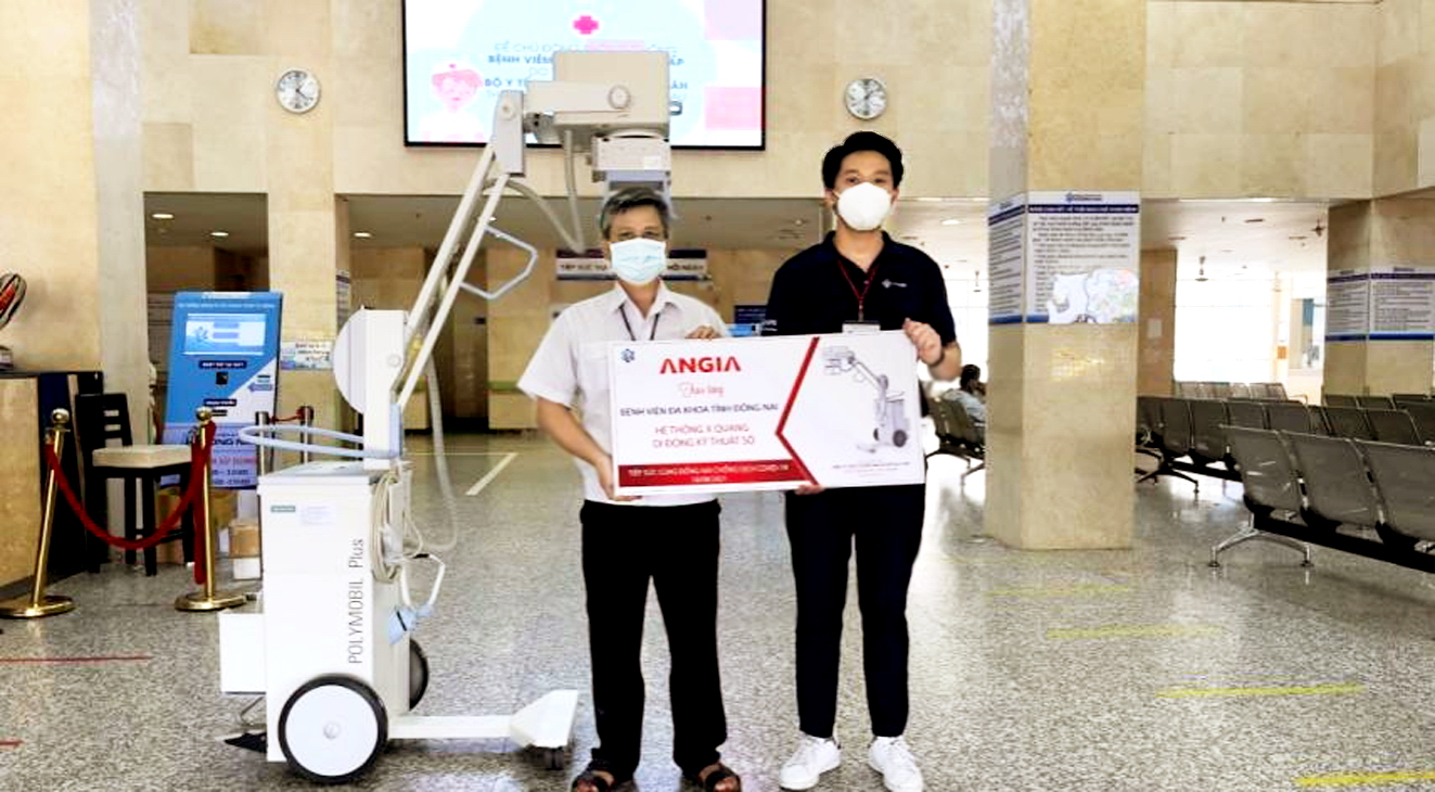 Đại diện Bệnh viện Đa khoa tỉnh Đồng Nai tiếp nhận hệ thống m&aacute;y X-quang