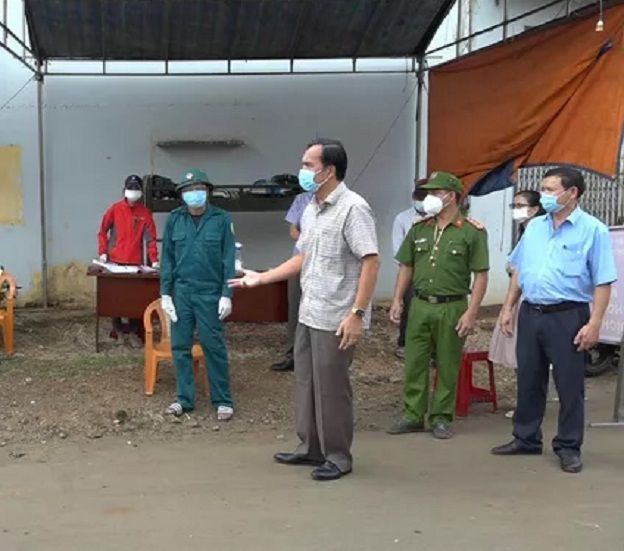Lực lượng chức năng huyện Cư Kuin kiểm tra c&ocirc;ng t&aacute;c ph&ograve;ng chống dịch