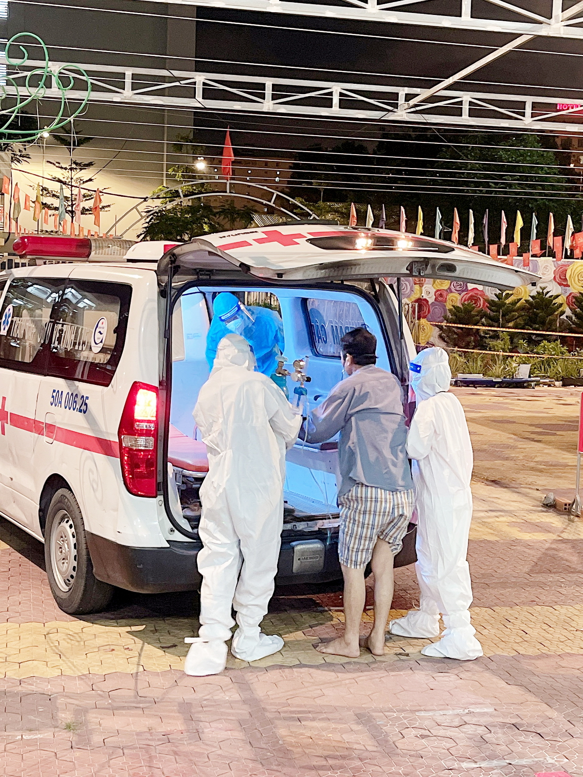 Hoa (phải) hỗ trợ chuyển một bệnh nhân trở nặng lên tầng trên trong đêm
