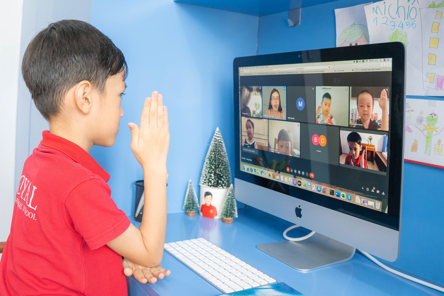 B&eacute; Nguyễn Khải Anh đang l&agrave;m quen học online lớp Một