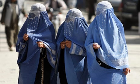 Những người phụ nữ Afghanistan đang sống trong sợ h&atilde;i. Họ lo sợ Taliban sẽ thực thi c&aacute;ch giải th&iacute;ch Luật Sharia.