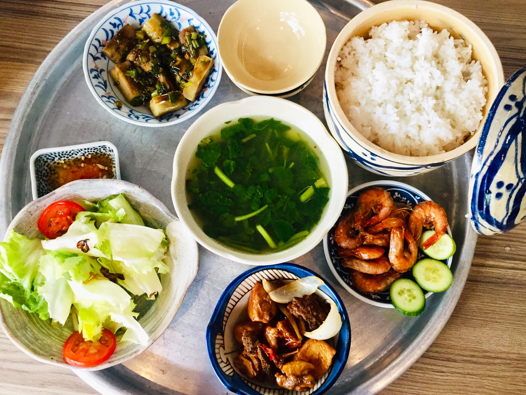 Cơm nh&agrave; tuy đơn giản nhưng lu&ocirc;n đủ vị y&ecirc;u thương 