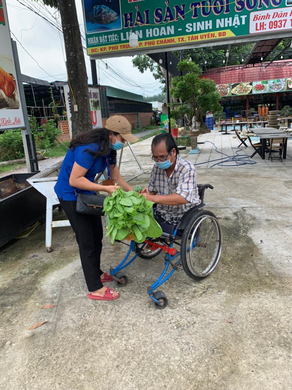 Người d&acirc;n tr&ecirc;n địa b&agrave;n thị x&atilde; T&acirc;n Uy&ecirc;n bắt đầu nhận h&agrave;ng tiếp tế từ ch&iacute;nh quyền địa phương