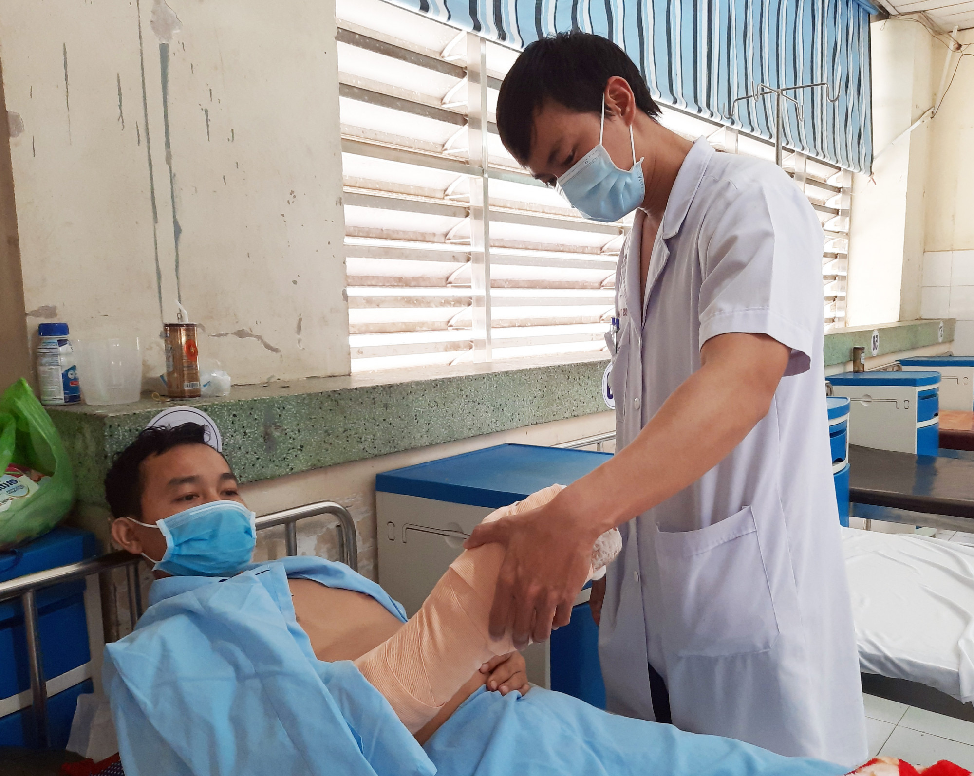 Bệnh viện đa khoa tỉnh C&agrave; Mau lần đầu nối th&agrave;nh c&ocirc;ng b&agrave;n tay bị đứt l&igrave;a. Ảnh: An Khương.