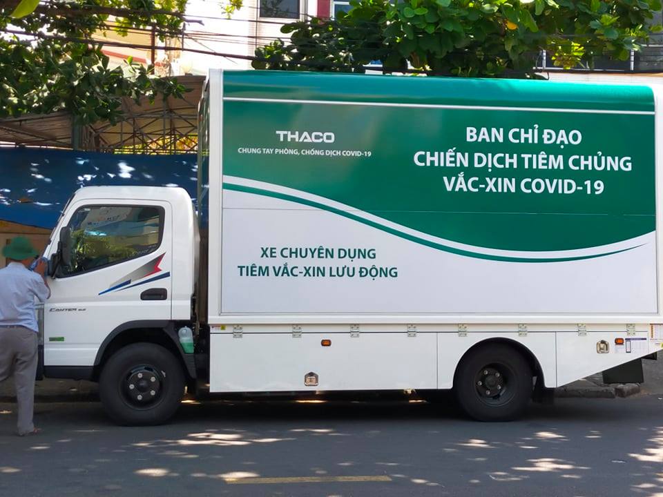 Xe &ocirc; t&ocirc; chuy&ecirc;n dụng phục vụ c&ocirc;ng t&aacute;c ti&ecirc;m vắc xin ph&ograve;ng COVID-19 