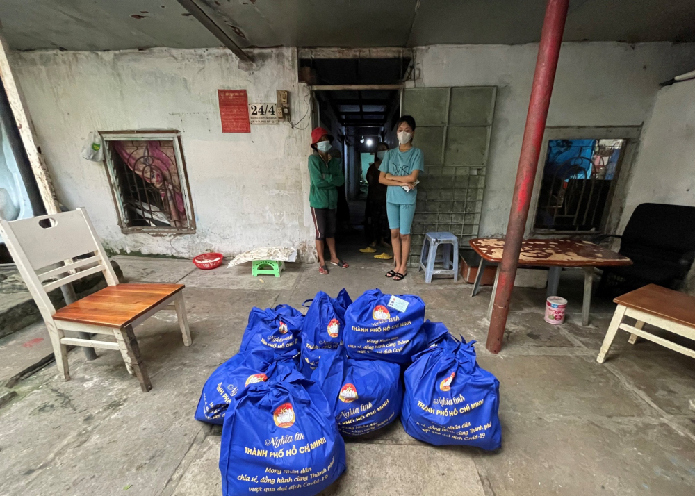 Hơn 500 t&uacute;i an sinh đ&atilde; đến với người d&acirc;n qua Đội SOS Trung t&acirc;m An sinh TPHCM.