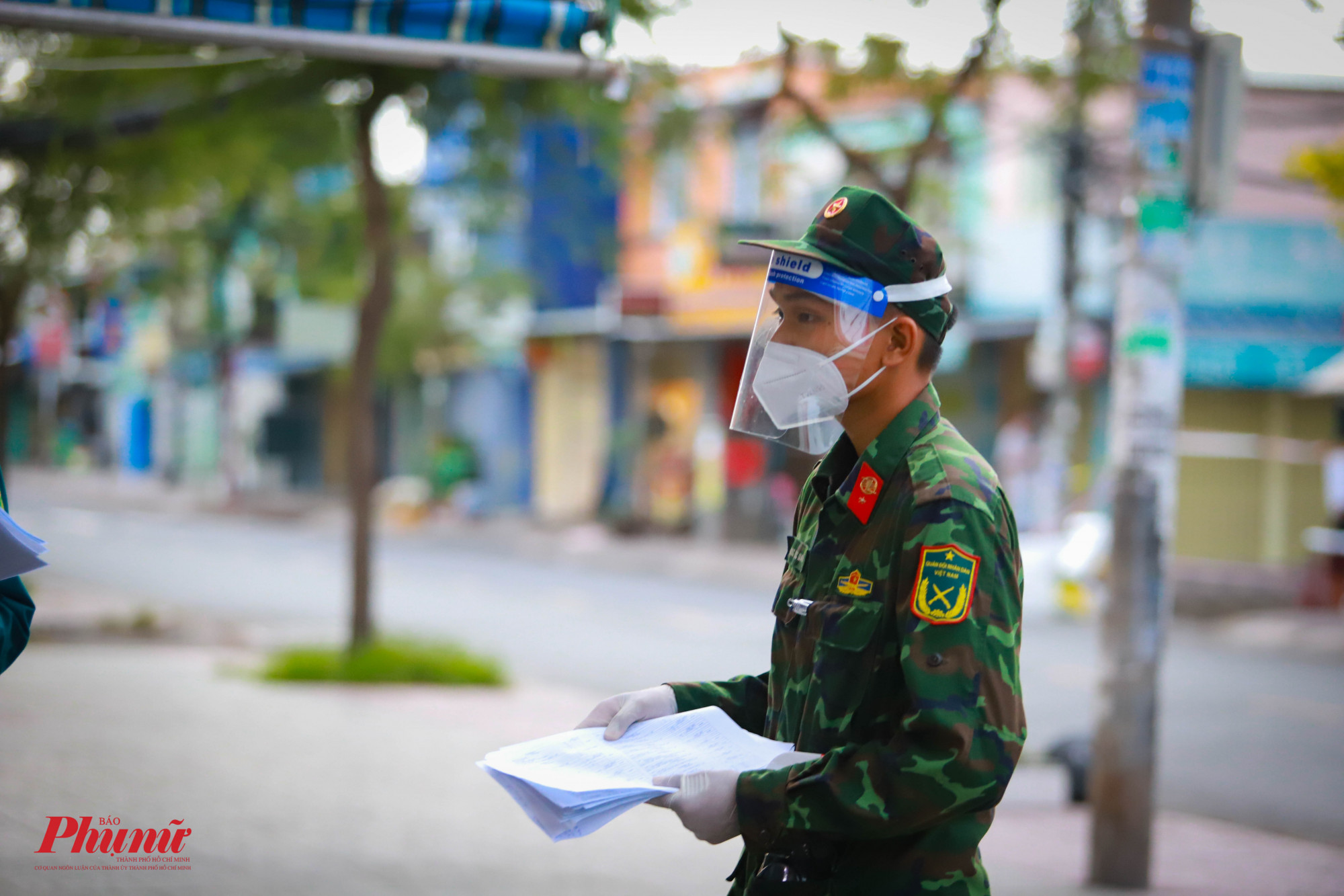 Lực lượng lu&ocirc;n giải th&iacute;ch cho người d&acirc;n hiểu được về qu&aacute; tr&igrave;nh 
