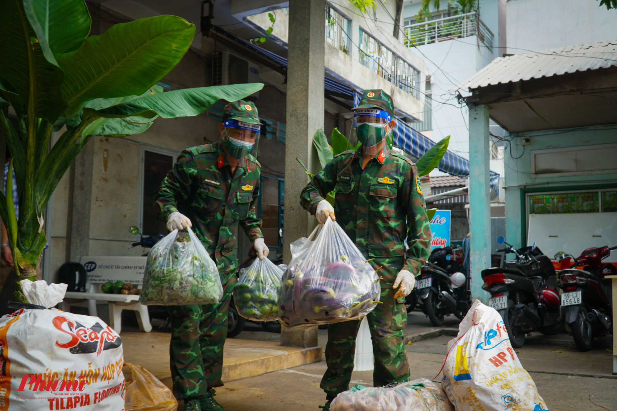 C&aacute;c chiến sĩ bộ đội đang tr&agrave;n đầy nhiệt huyết, kh&ocirc;ng ngại gian khổ, chỉ mong Việt Nam sớm trở lại b&igrave;nh thường