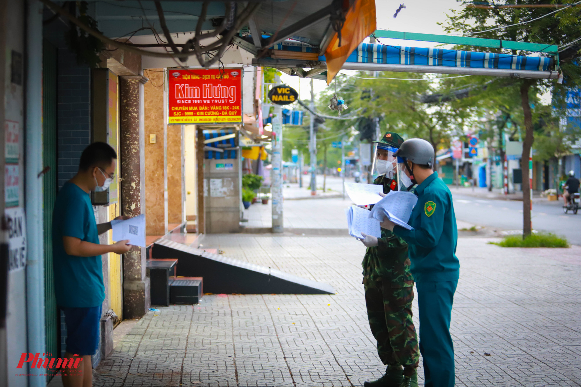 Tổ ph&aacute;t phiếy được ph&acirc;n phối 1 d&acirc;n qu&acirc;n đi với 1 bộ đội, c&ugrave;ng hỗ trợ người d&acirc;n