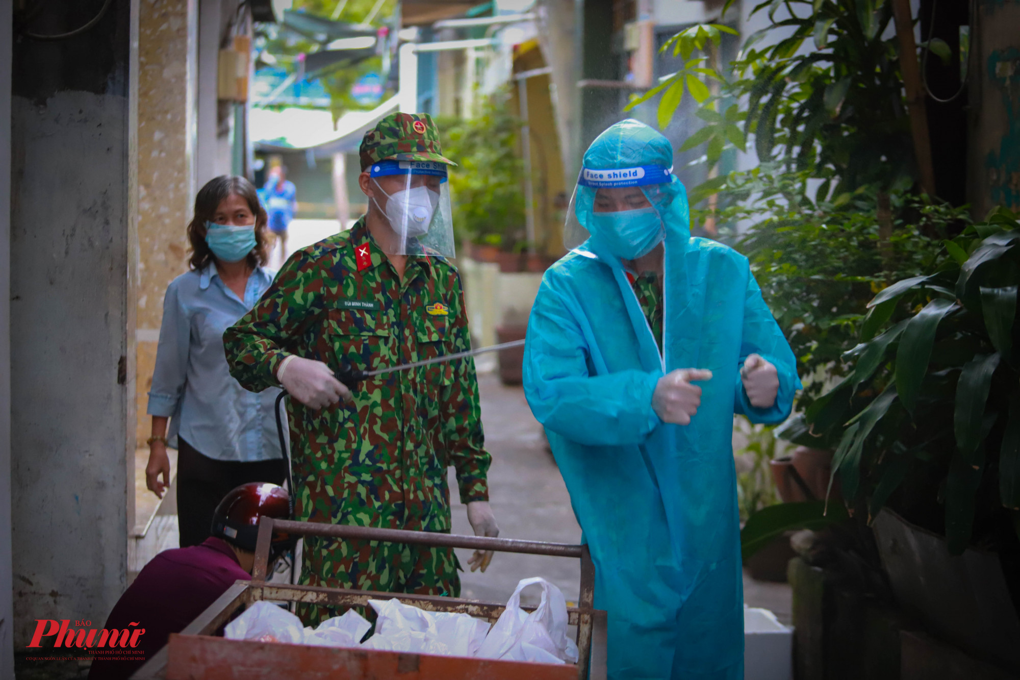 Để an to&agrave;n cho m&igrave;nh v&agrave; mọi người, sao khi khi tiếp x&uacute;c với người d&acirc;, lực lượng sẽ xịn khử khuẩn to&agrave;n d&acirc;n