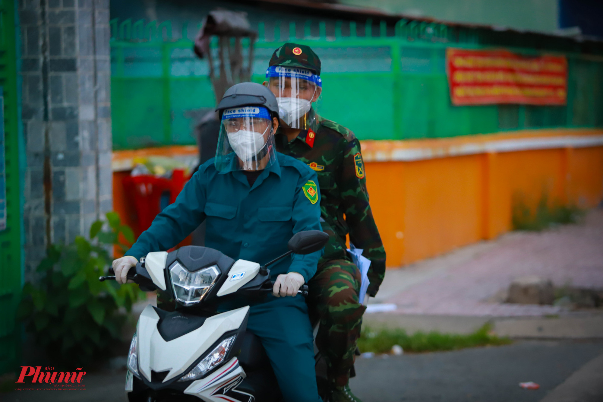 Bộ đội v&agrave; d&acirc;n qu&acirc;n tự vễ sẽ đi bằng xe m&aacute;y, v&agrave;o hẻm ph&aacute;y phiếu ghi lại những th&uacute; cần