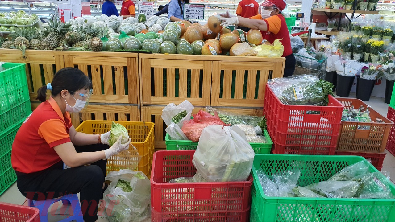 Nh&acirc;n vi&ecirc;n si&ecirc;u thị soạn h&agrave;ng để giao theo đơn đặt h&agrave;ng của ch&iacute;nh quyền địa phương mua hộ d&acirc;n.