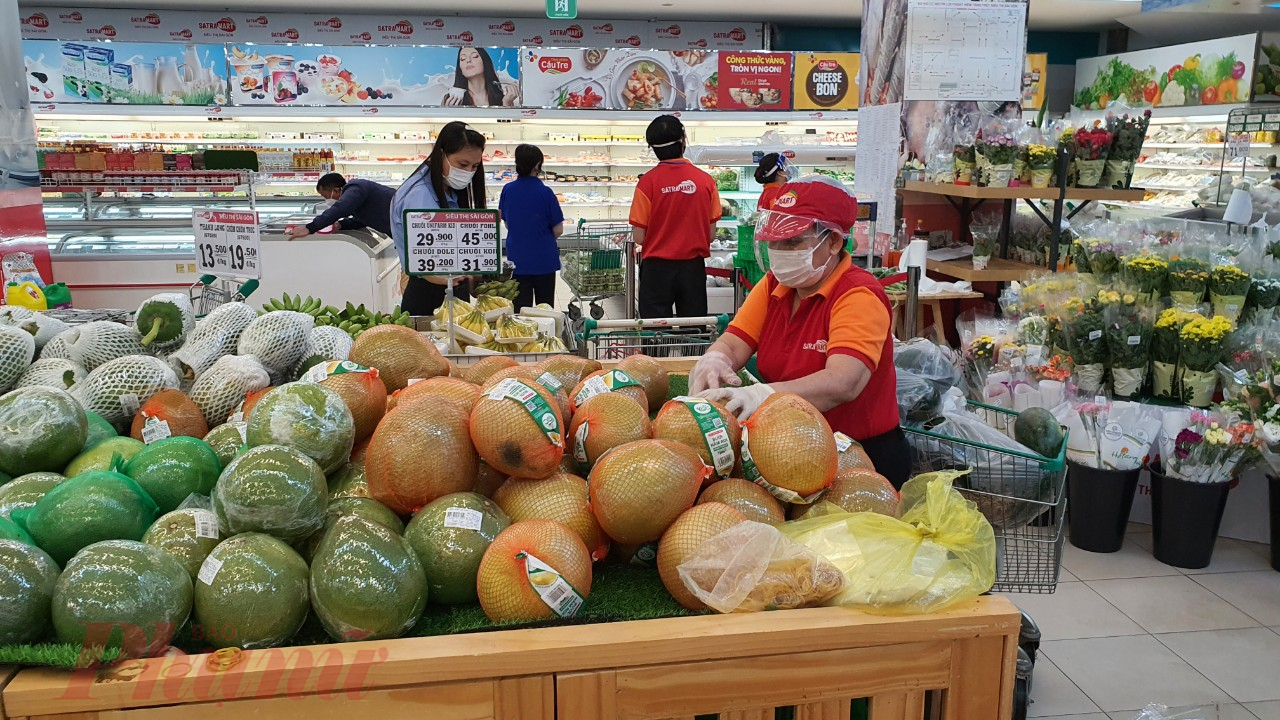 H&agrave;ng h&oacute;a dồi d&agrave;o, nh&acirc;n vi&ecirc;n si&ecirc;u thị ch&ecirc;m h&agrave;ng li&ecirc;n tục.