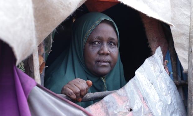 Fadumo Ali Mohamed tại một trong những trại ở Mogadishu d&agrave;nh cho những người phải di dời. Ảnh: Mohamud Utaama / The Guardian