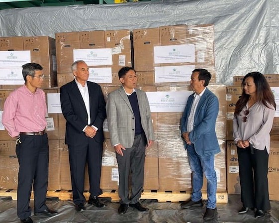 &Ocirc;ng David Dương (người thứ hai từ tr&aacute;i sang) trao tặng 250 m&aacute;y trợ thở cho Tổng L&atilde;nh sự Việt Nam tại San Francisco Nguyễn Tr&aacute;c To&agrave;n (người thứ ba từ tr&aacute;i sang)