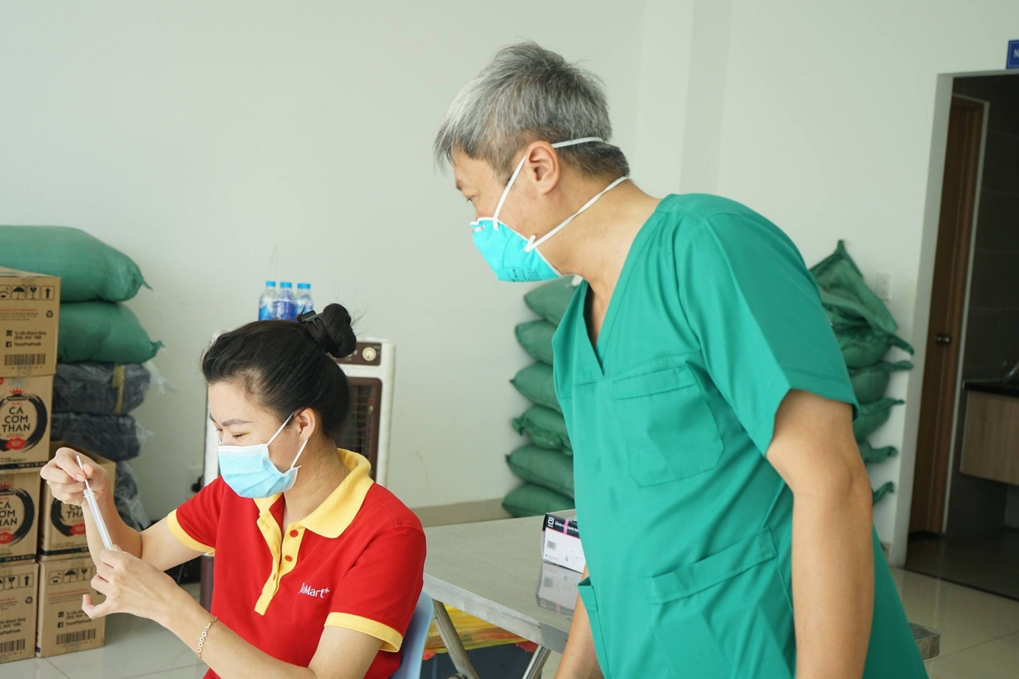 Thứ trưởng Nguyễn Trường Sơn tại điểm lấy mẫu x&eacute;t nghiệm COVID-19 ở Chung cư S&agrave;i G&ograve;n Gateway (TP. Thủ Đức)