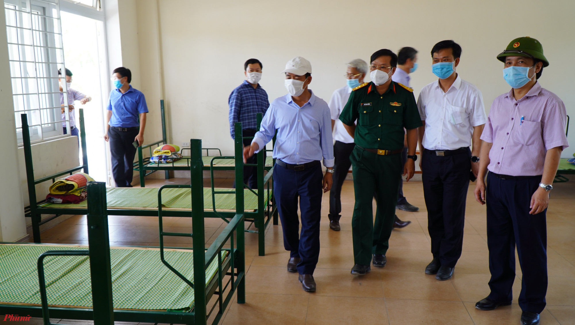 tất cả c&aacute;c F0 kh&ocirc;ng c&oacute; triệu chứng đang được điều trị tại c&aacute;c bệnh viện d&atilde; chiến về khu c&aacute;ch ly Trường nghề 23 để vừa bảo đảm cho c&ocirc;ng t&aacute;c chăm s&oacute;c bệnh nh&acirc;n cũ được tốt hơn vừa tạo điều kiện thuận lợi cho c&aacute;c bệnh viện d&atilde; chiến sẵn s&agrave;ng tiếp nhận những ca F0 mới