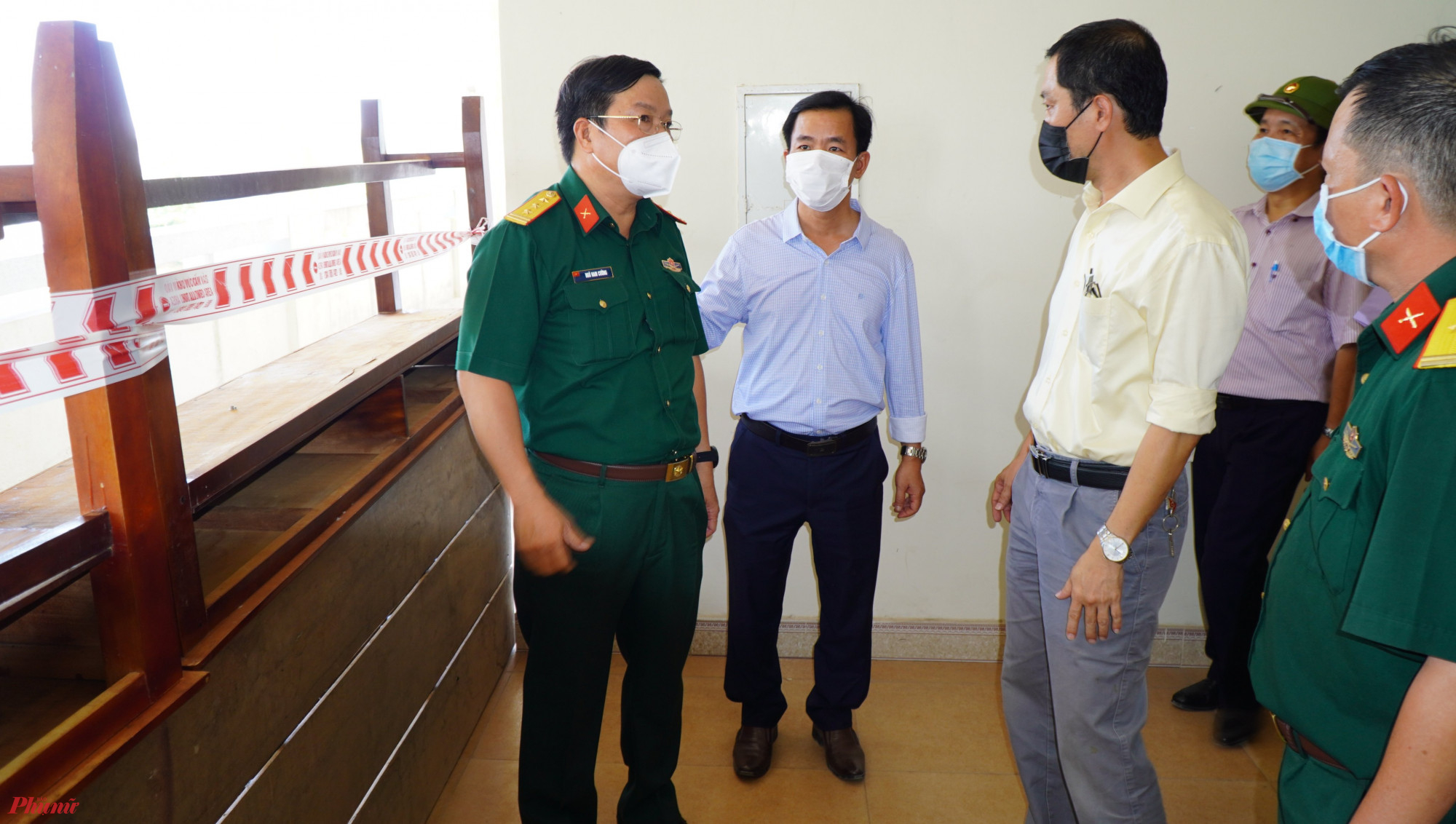 &Ocirc;ng Nguyễn Văn Phương- Chủ tịch UBND tỉnh Thừa Thi&ecirc;n - Huế kiểm tra c&ocirc;ng t&aacute;c chuẩn chị đ&oacute;n ca bệnh FO kh&ocirc;ng triệu chứng tại Trường Cao đẳng nghề 23, Bộ Quốc ph&ograve;ng