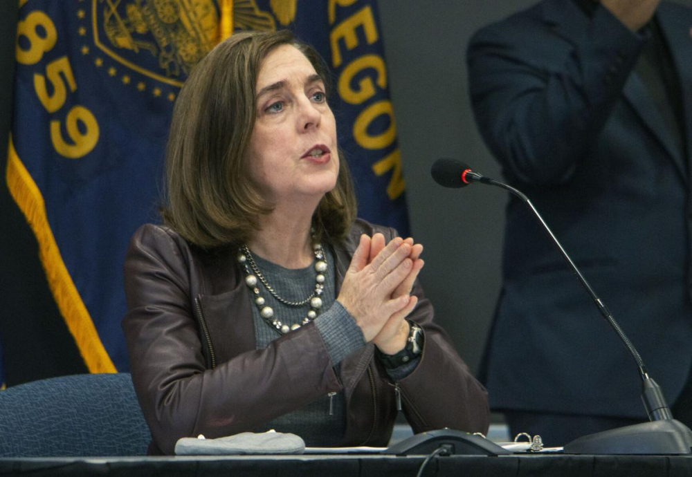 Thống đốc Oregon Kate Brown ph&aacute;t biểu ng&agrave;y 10/11/2020 tại Portland. Năm tới c&oacute; thể l&agrave; năm bản lề đối với c&aacute;c ứng cử vi&ecirc;n phụ nữ muốn ngồi v&agrave;o v&agrave;o chức thống đốc - Ảnh: AP