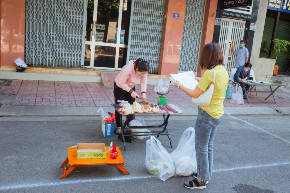 Trước mỗi gian h&agrave;ng đều bố tr&iacute; nước rửa tay s&aacute;t khuẩn, người b&aacute;n v&agrave; người mua giữ khoảng c&aacute;ch an to&agrave;n