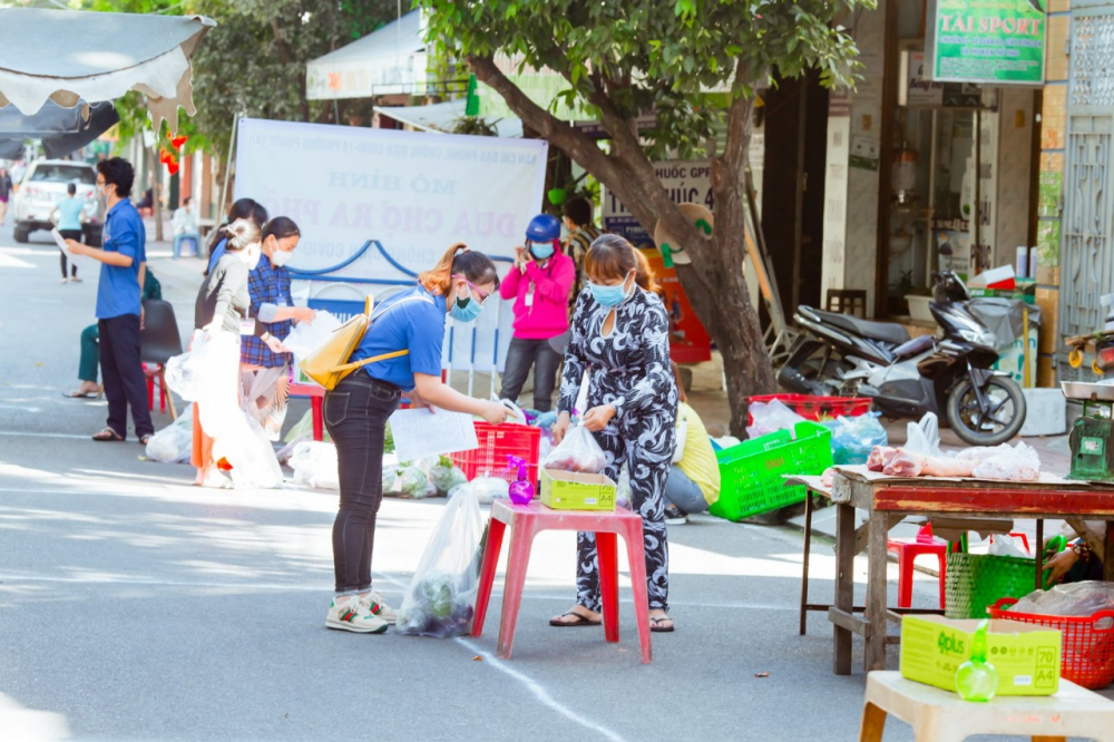  Đội ngũ t&igrave;nh nguyện vi&ecirc;n phường Phước T&acirc;n đi chợ gi&uacute;p d&acirc;n