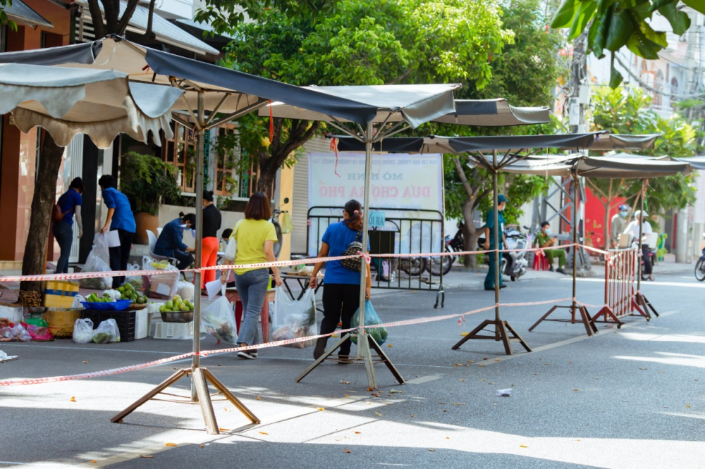 Nhờ c&oacute; những chợ d&atilde; chiến như thế n&agrave;y, người d&acirc;n tại c&aacute;c địa phương c&oacute; th&ecirc;m điểm mua lương thực, thực phẩm tại chỗ