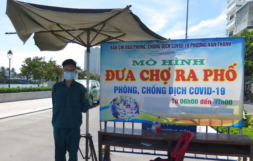 M&ocirc; h&igrave;nh &ldquo;đưa chợ ra phố&rdquo; được thực hiện đầu ti&ecirc;n tại phường Vạn Thạnh. Ảnh: Huyền Hoa