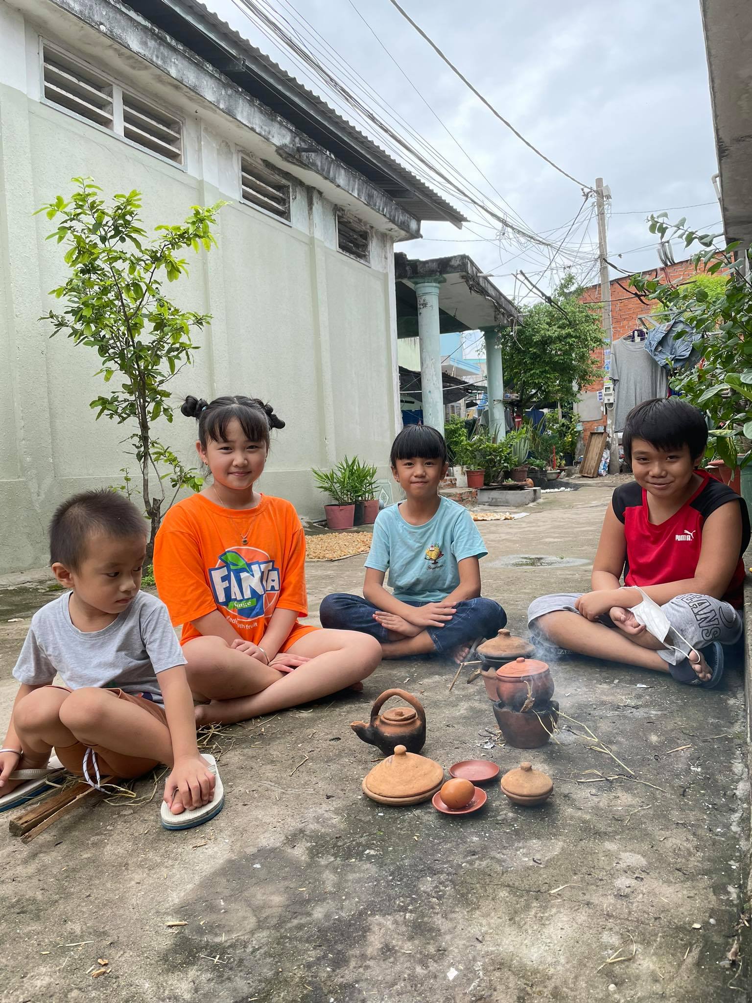 B&agrave;y nguy&ecirc;n liệu ra n&agrave;o. A, c&aacute;i trứng n&agrave;y to qu&aacute;!