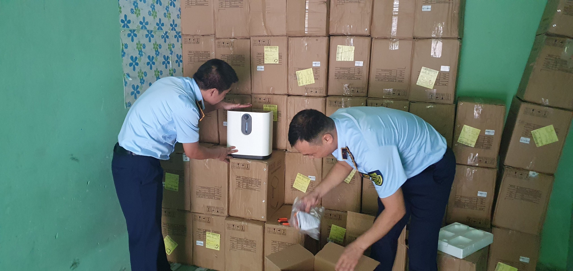 M&aacute;y oxy nhập lậu bị lực lượng quản l&yacute; thị trường thu giữ.