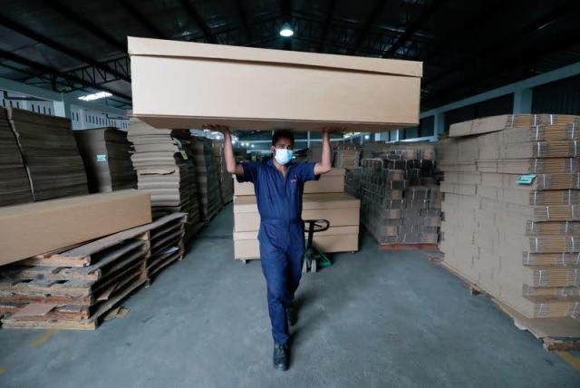 quan t&agrave;i l&agrave;m bằng giấy b&igrave;a cứng (carton) để hỏa t&aacute;ng người chết v&igrave; COVID-19