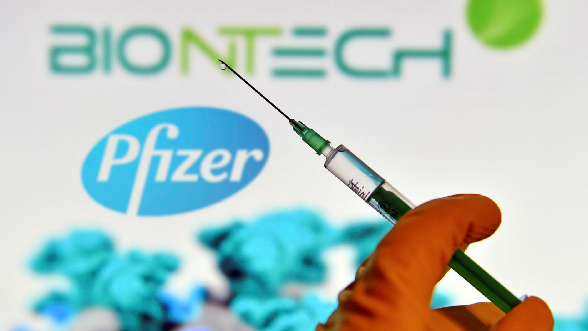 Pfizer / BioNTech l&agrave; loại vắc xin ngừa COVID-19 đầu ti&ecirc;n được FDA cấp quyền sử dụng. Ảnh AFP