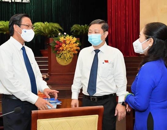 &Ocirc;ng Phan Văn M&atilde;i (tr&aacute;i) - t&acirc;n Chủ tịch UBND TPHCM cố gắng ho&agrave;n th&agrave;nh tốt nhất nhiệm vụ, chức tr&aacute;ch được giao, g&oacute;p phần x&acirc;y dựng sự ph&aacute;t triển chung của th&agrave;nh phố.