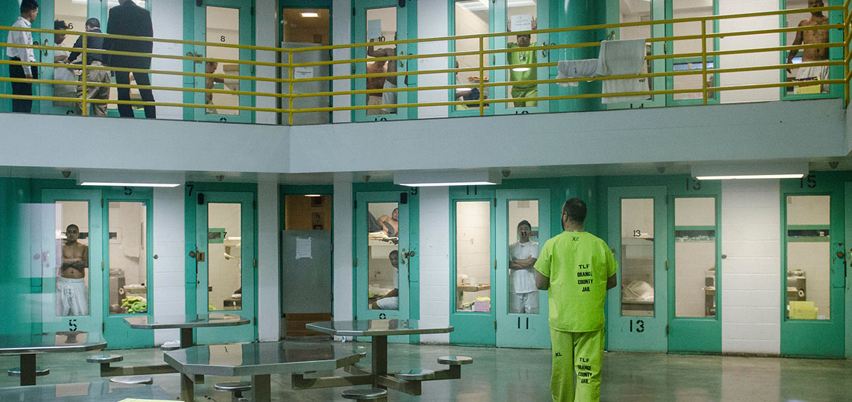 M&ocirc;i trường b&ecirc;n trong c&aacute;c nh&agrave; t&ugrave; l&agrave; rất dễ l&acirc;y nhiễm virus - Ảnh: Jeff Gritchen / Orange County Register/ZUMA Wire